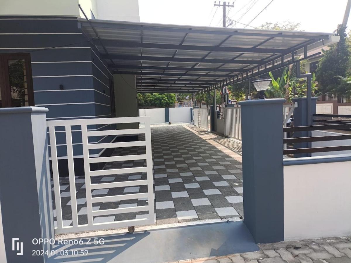 ChottanikaraElamkulam Penthouse - 3Bhk Ac With Kitchen - Kochi公寓 外观 照片